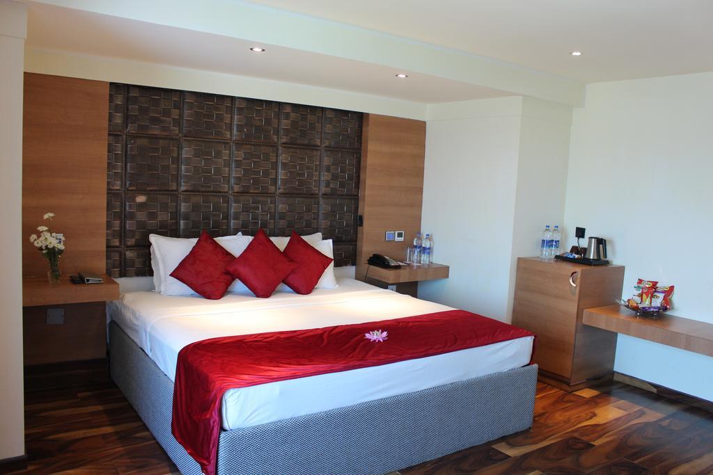 Ramada By Wyndham Alleppey Alappuzha Buitenkant foto